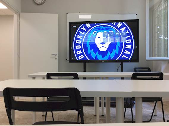 65-дюймовый интерактивный дисплей OPTOMA в классах Бруклинской международной школе в Италии