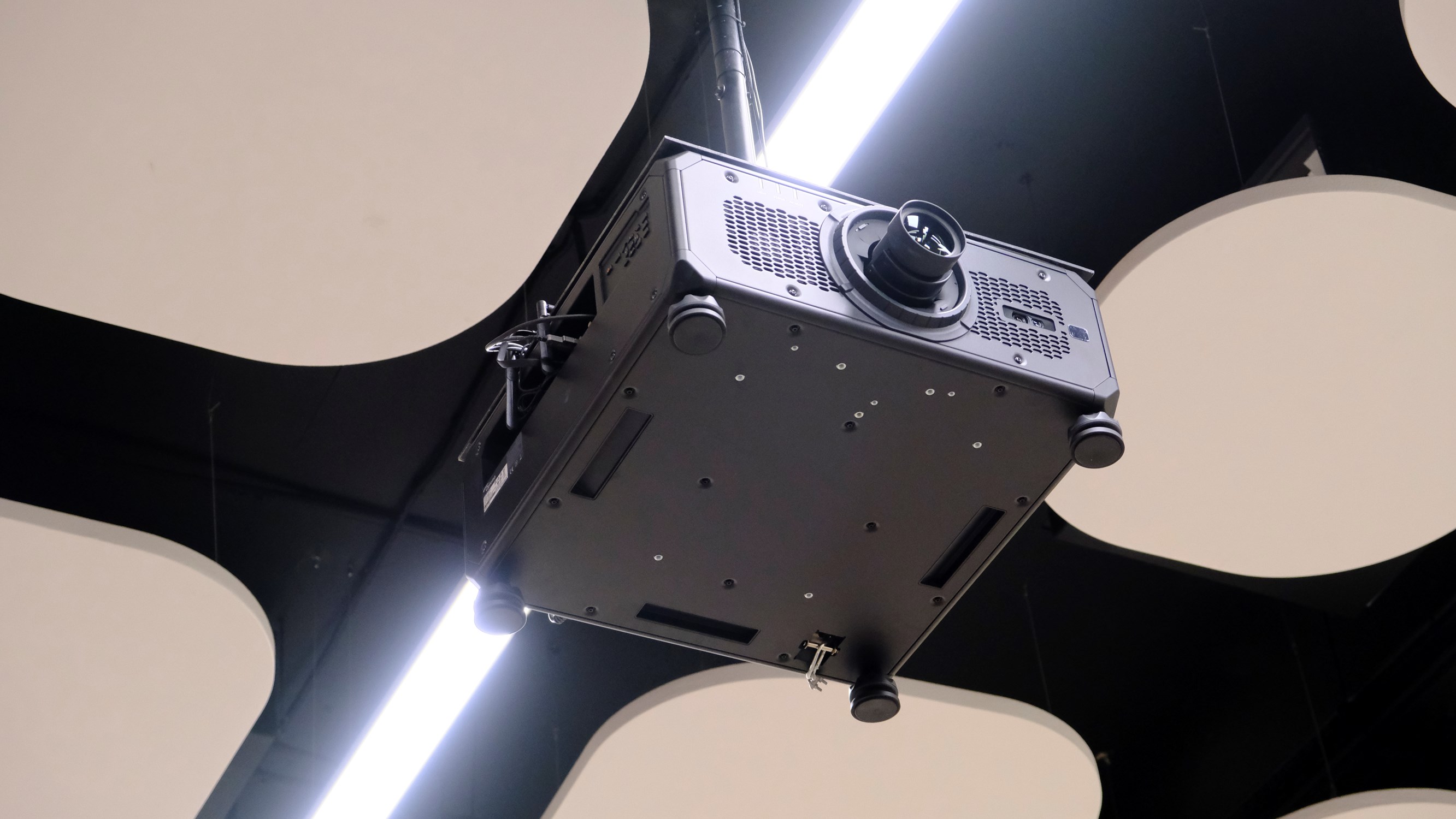 Оснащение корпоративного учебного амфитеатра на 210 посадочных мест ярким ProAV проектором Optoma