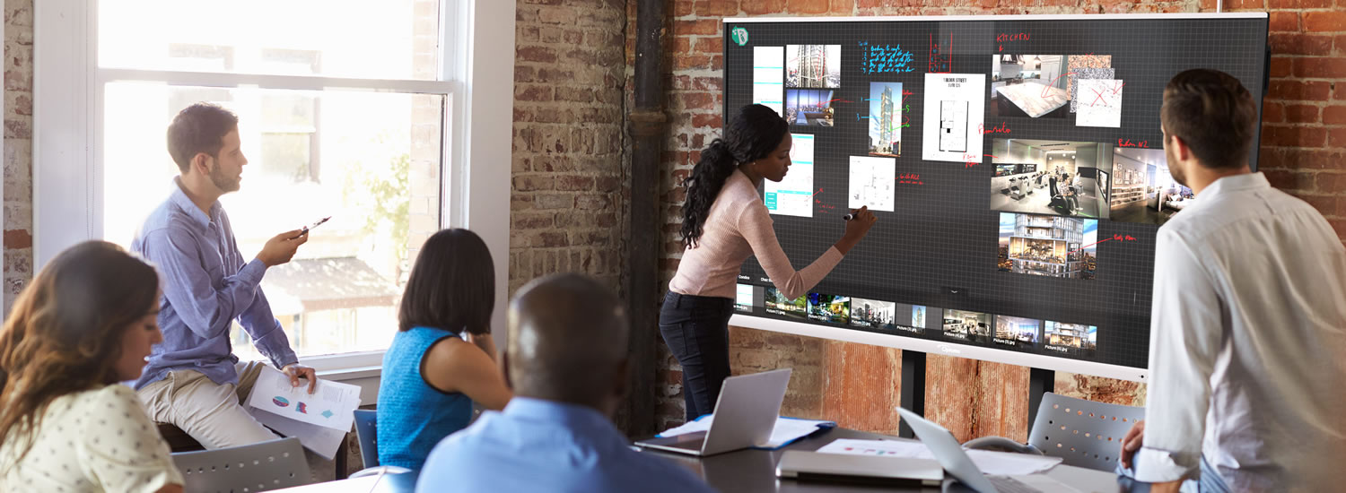 Преобразите свои встречи - человек, взаимодействующий с коллегами, с помощью Reactiv Suite и Интерактивной панели Optoma